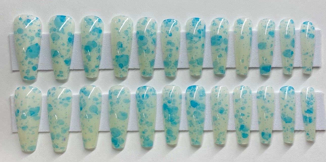 Weiße Nägel Mit Blauer Tinte Marble Xl Coffin Press On Nail Kit von NailditbyTara