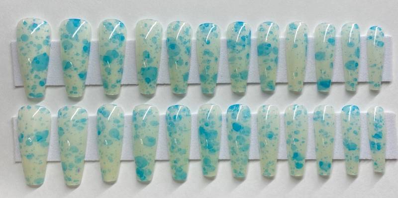 Weiße Nägel Mit Blauer Tinte Marble Xl Coffin Press On Nail Kit von NailditbyTara