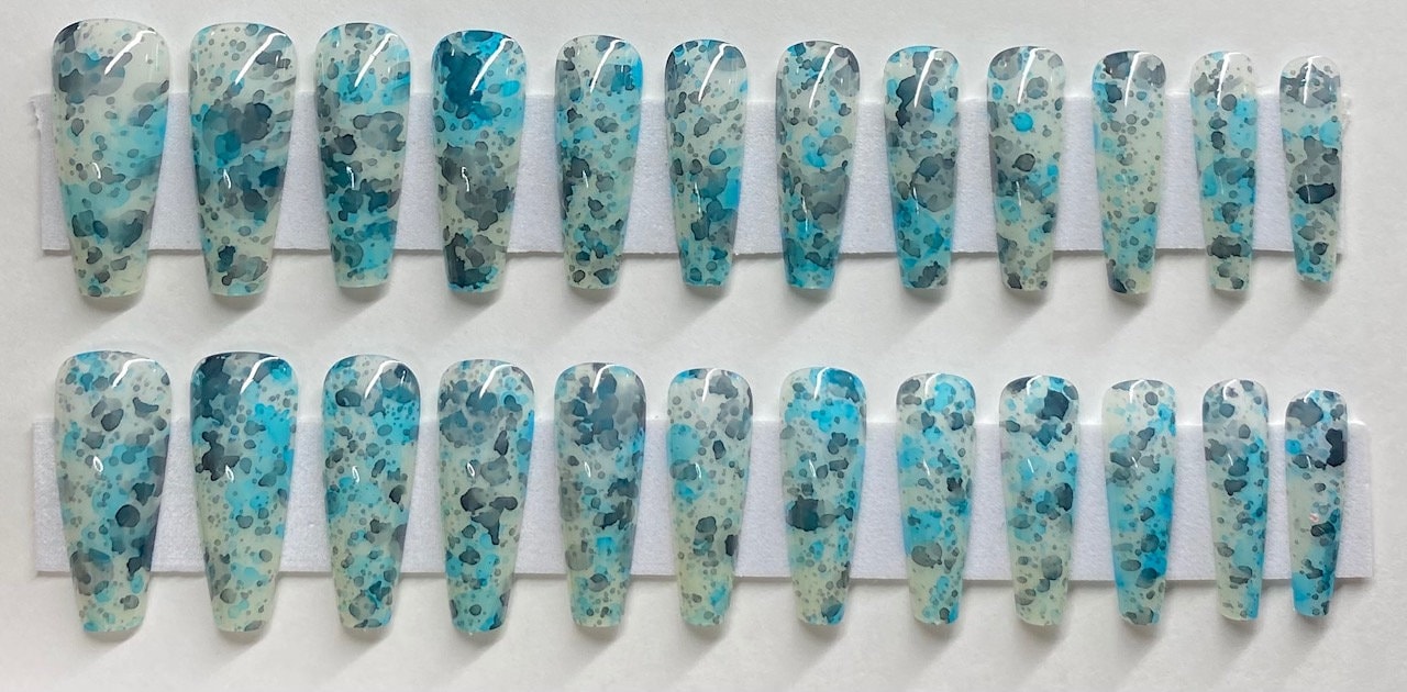 Weiße Nägel Mit Blauer Und Schwarzer Tinte Marble Xl Coffin Press On Nail Kit von NailditbyTara