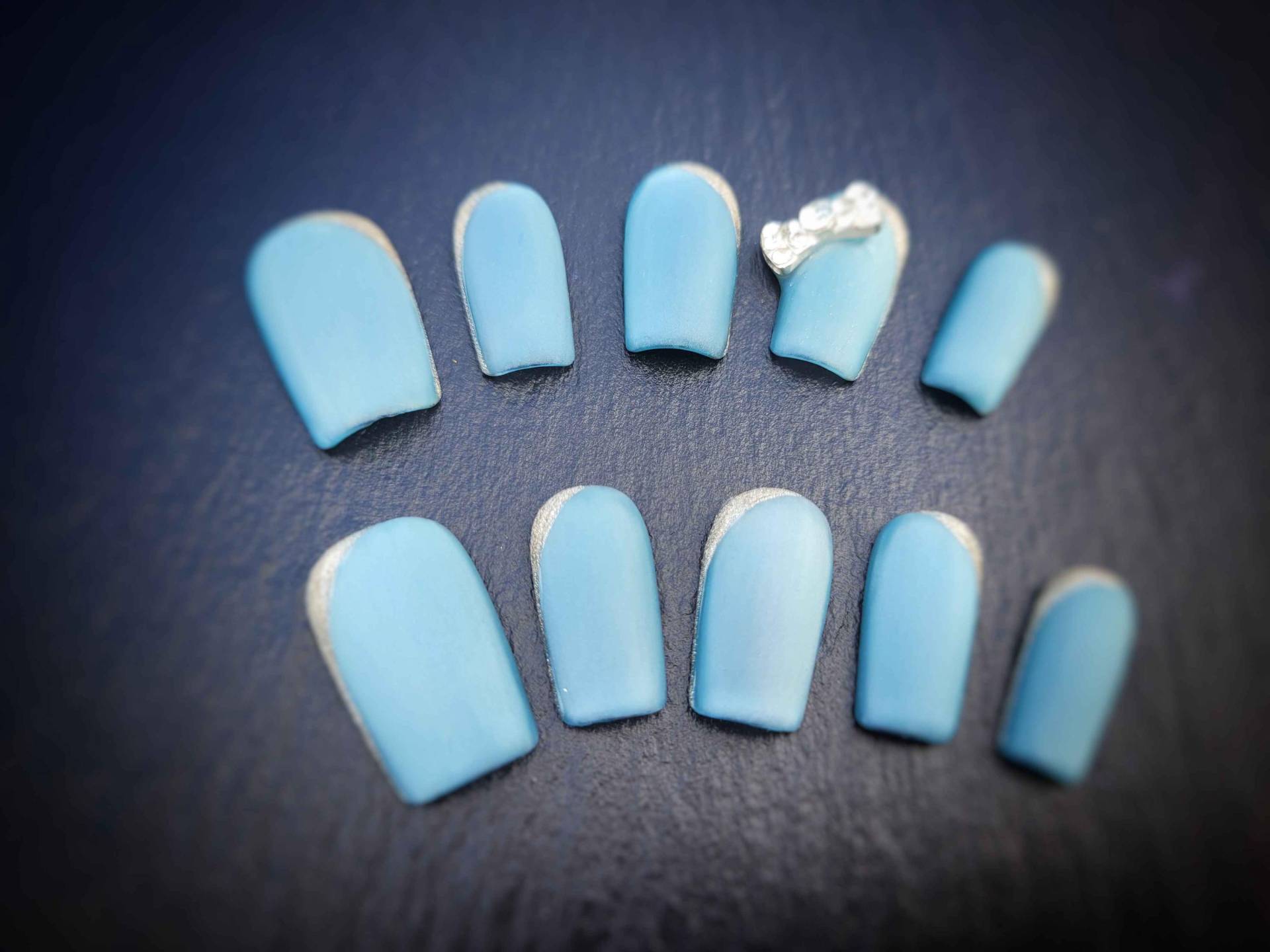 Azurblaue Press-On-Nägel Mit Moonlight Cateye Uv Lack von NailsByRosalieWagner