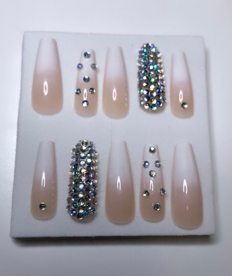 Ombré Mit Bling Drücken Sie Auf Die Nägel von NailsbyAngelT