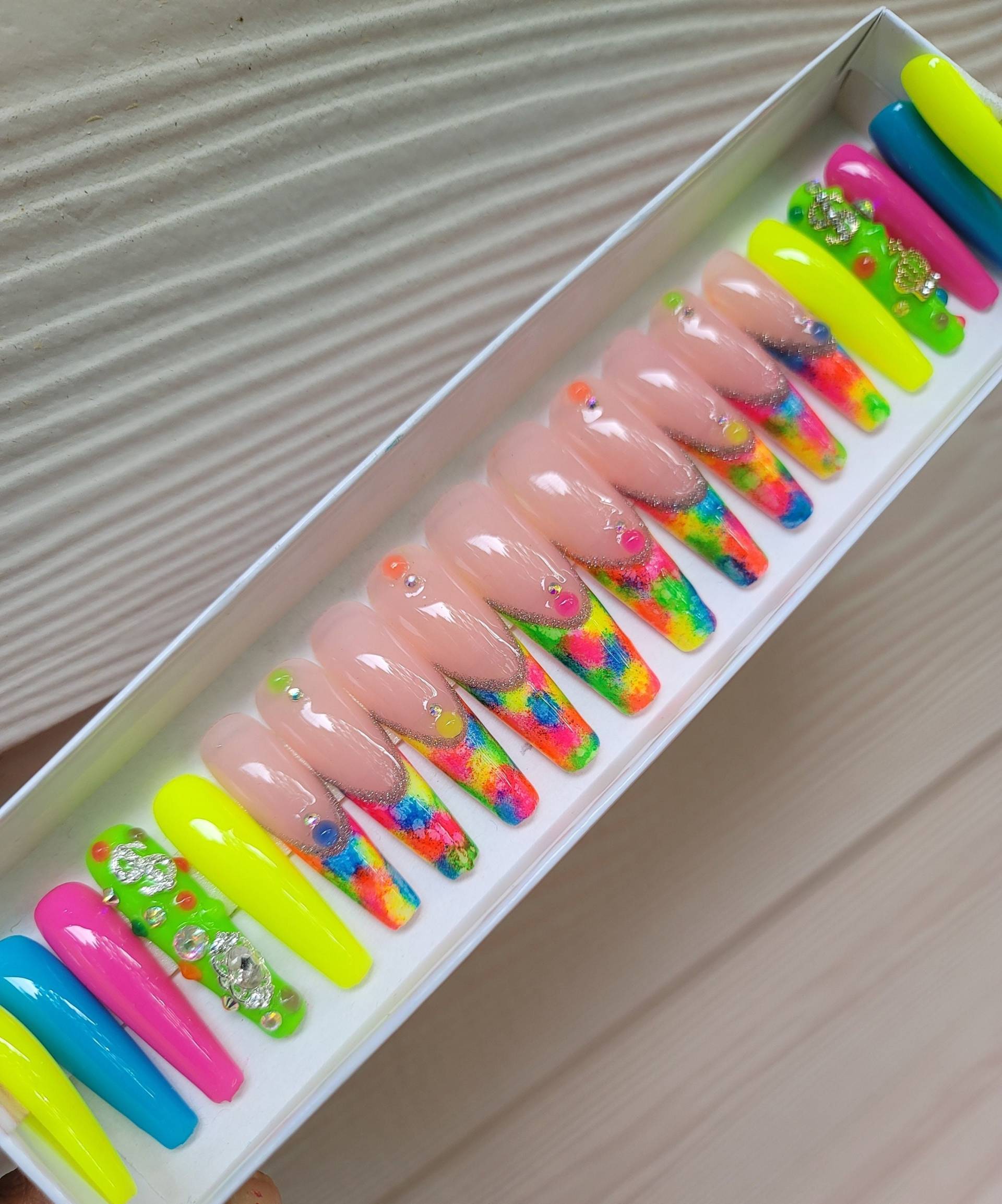 Neon Tipz - Regenbogen Pop/Silber Reflektierende Linie Lange Coffin Xxl Press On Nägel von NailsbyMooda