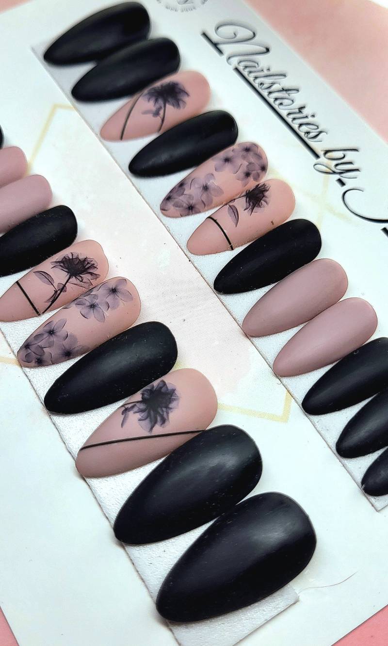 Versandfertig Ready To Ship Press On Nails - Medium Mandel Nude/Schwarz Herbst Blumen Sizing Wear Geschenkset von NailstoriesbyJK