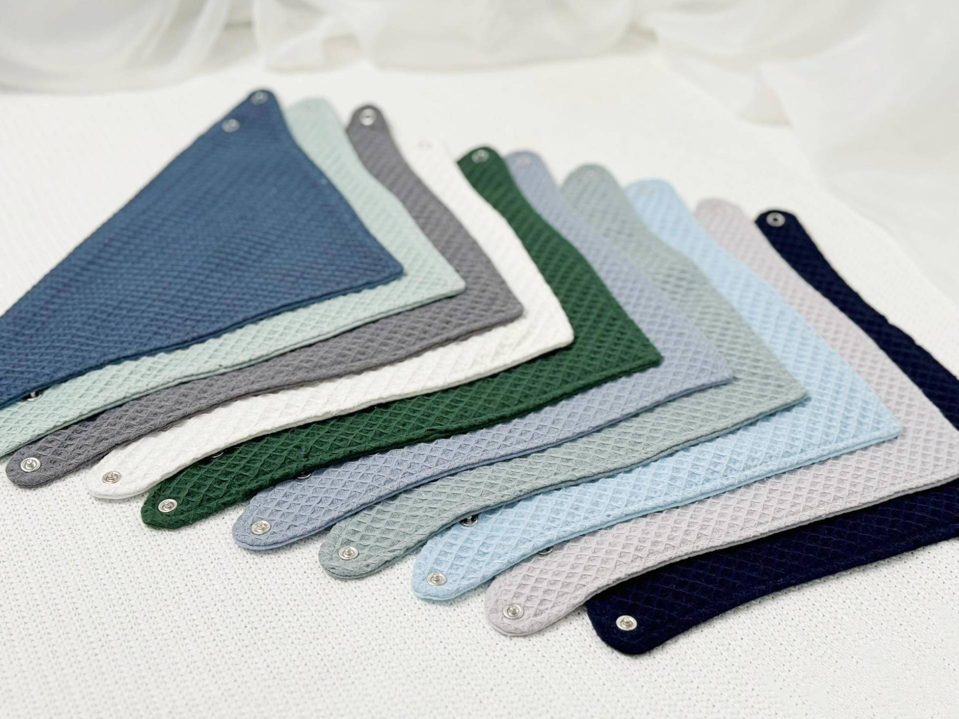 25 Farbe Musselin Bandana Lätzchen - Wasserdichte Double Gauze Baby Sabber Lätzchen, Neugeborene Einzigartiges Babygeschenk, Waffel Babylätzchen von NaturalCuddles