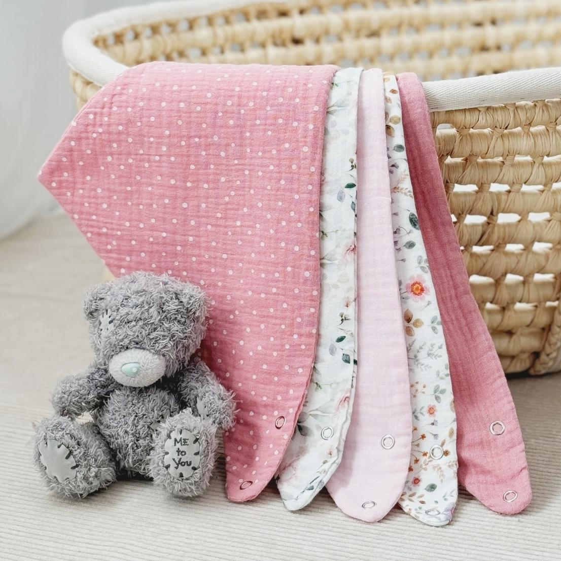 Set Aus 5 Musselin Baby Mädchen Halstücher, Zahnungslätzchen, Dreieckstücher, Bio-Baumwolle Spucktücher, Geschenk Zur Weihnachten von NaturalCuddles