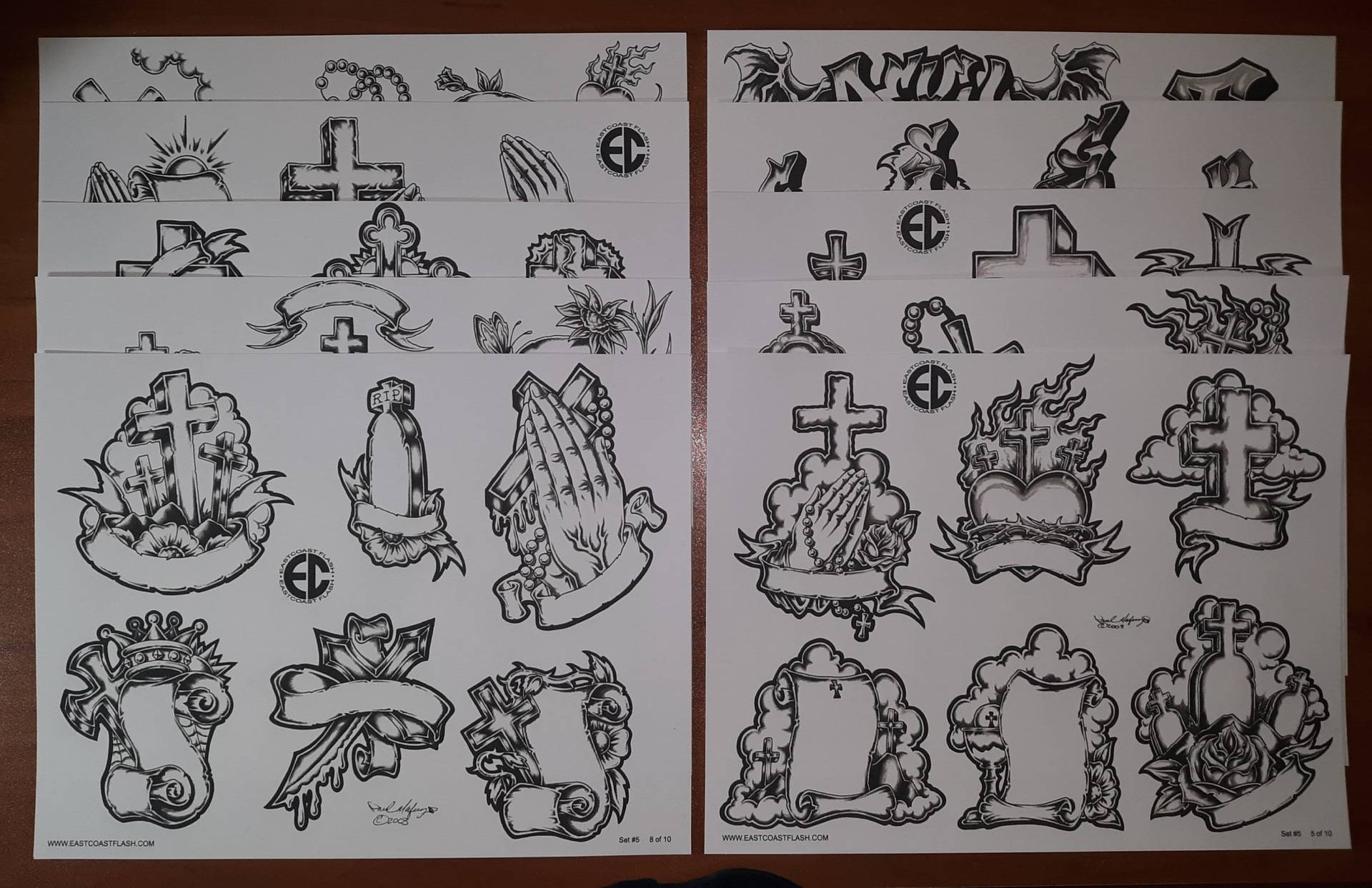 Schwarz Grau Religiöses Tattoo Flash 10 Blatt with Linien, 11x14 Betende Hände, Heiliges Herz, Erinnerung, Kreuze, Ect. Geldmacher von NeedfulThingsByMatt