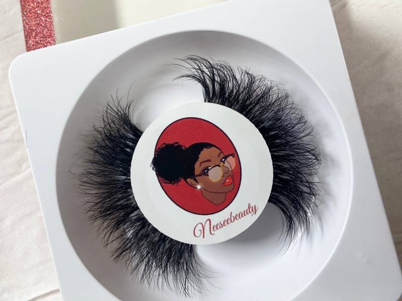 Tyra Streifenlashes von Neeseebeauty