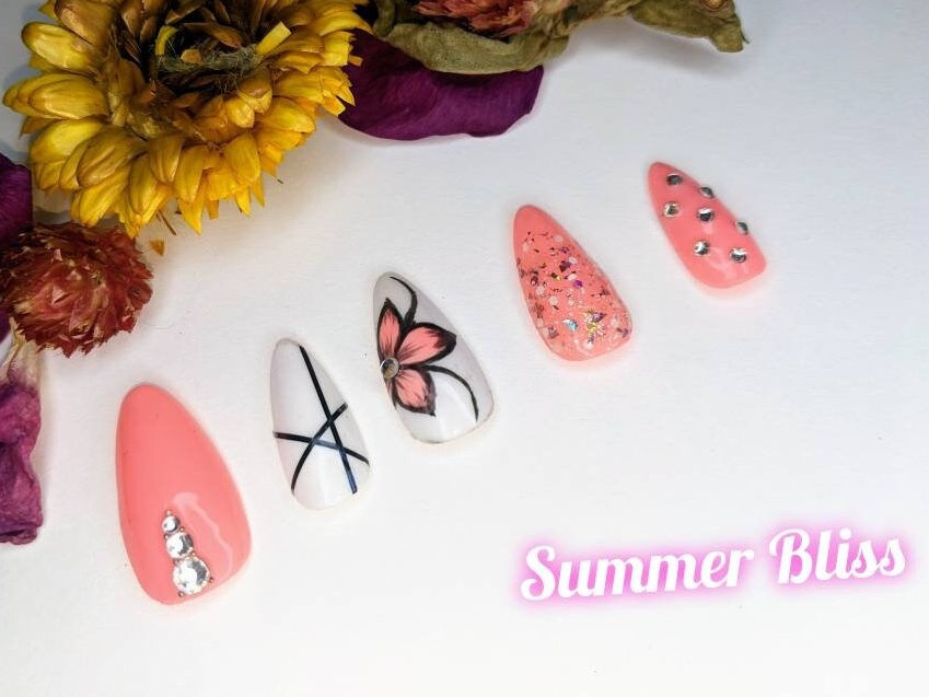 "Medium Almond Press-On Nails - "Summer Bliss" in Mehreren Farben Erhältlich" von NiatriXXkiddo