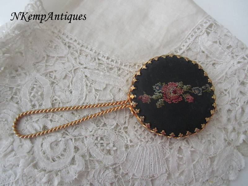 Petit Point Handspiegel von Nkempantiques