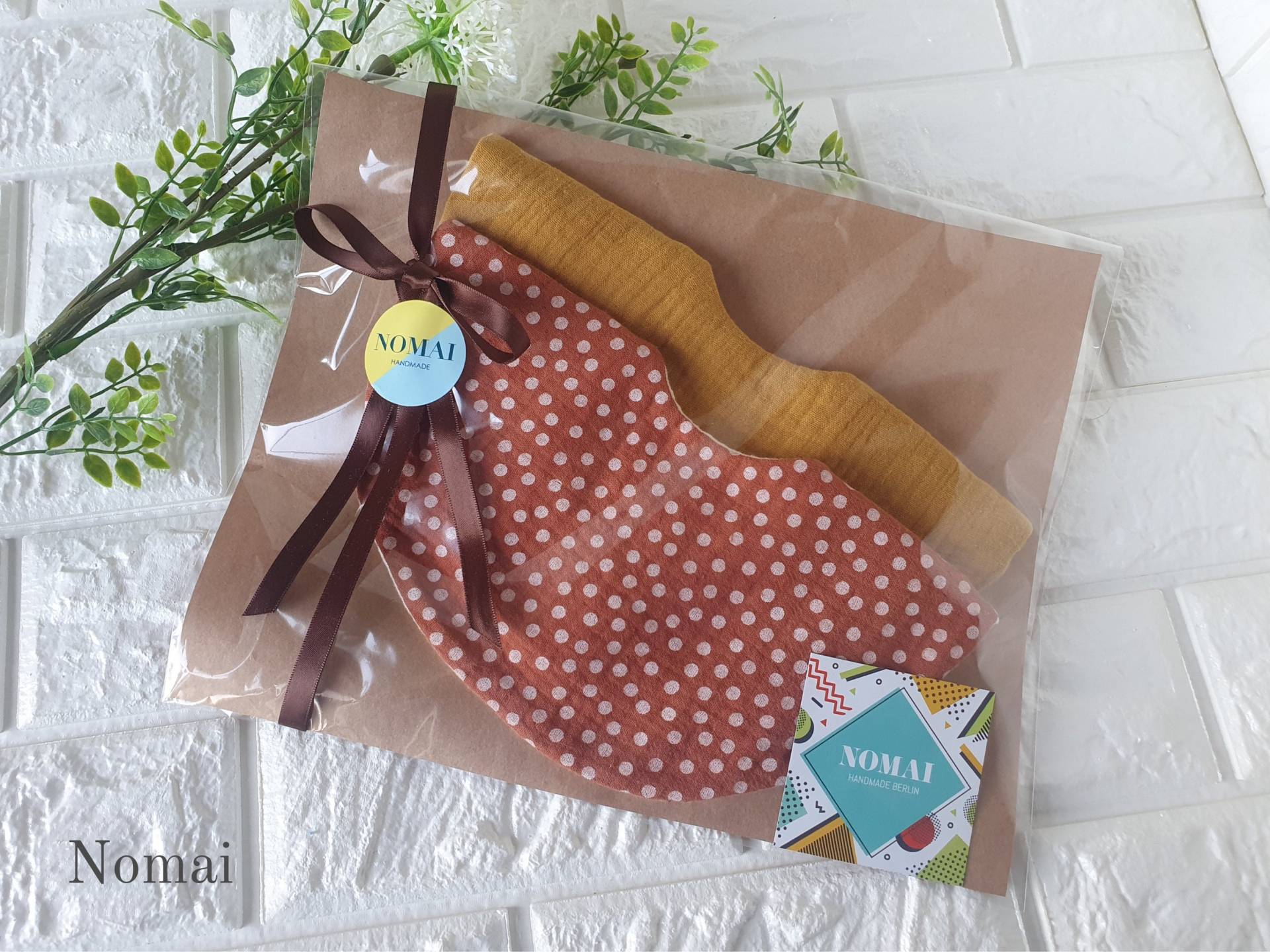 2 Stück Neugeborenen Geschenkset | Rundes Babylätzchen 100% Baumwolle Musselin Teracotta+ Dot, Dunkelgelb Baby Shower Unter 20 Euro Geschenk von NomaiHandmade