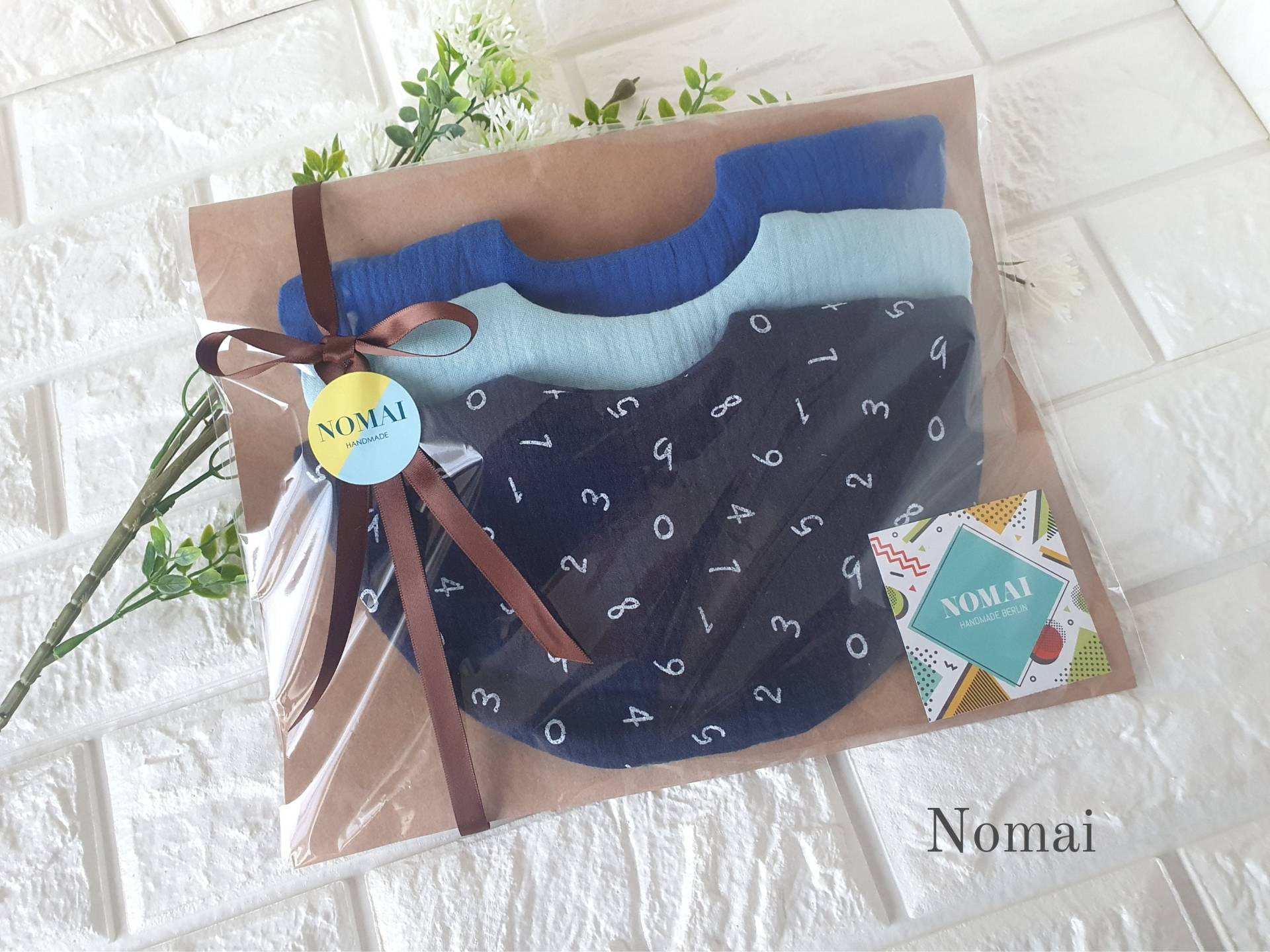 3 Stück Neugeborene Baby Geschenkset | Rundes Babylätzchen 100% Musselin Marineblaue Zahl, Hellblau, Royalblau Zur Geburt| Unter 25 Euro von NomaiHandmade