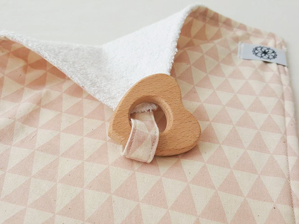 Rose Dreieck Baby Flanell Tuch Mit Beißring, Baby-Flanell, Sicherheit Spielzeug, Baby-Spielzeug, Holz Tier, Natürliche Beißring von NoniKidsBerlin