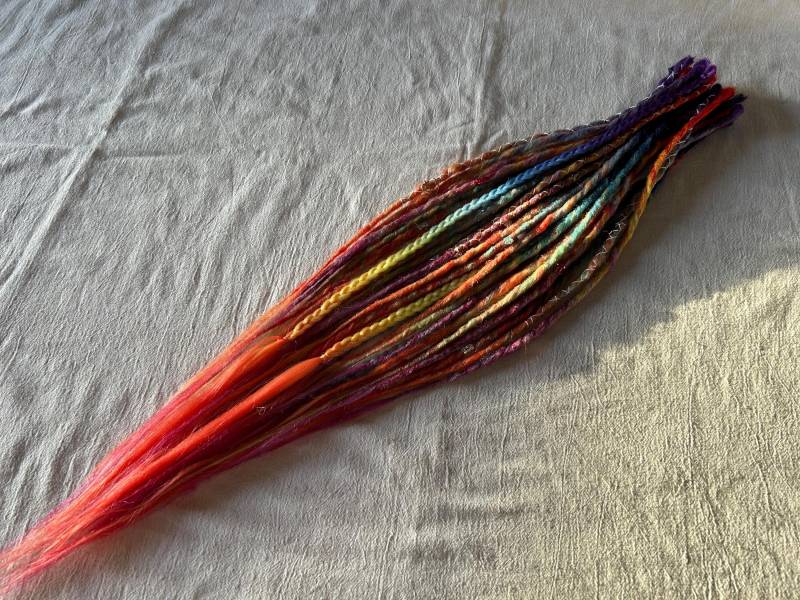 Regenbogen Blick | Kanekalon Synth Dreads Grün Orange Lila Blau Pink Rot Gelb von NordicHighlandsShop