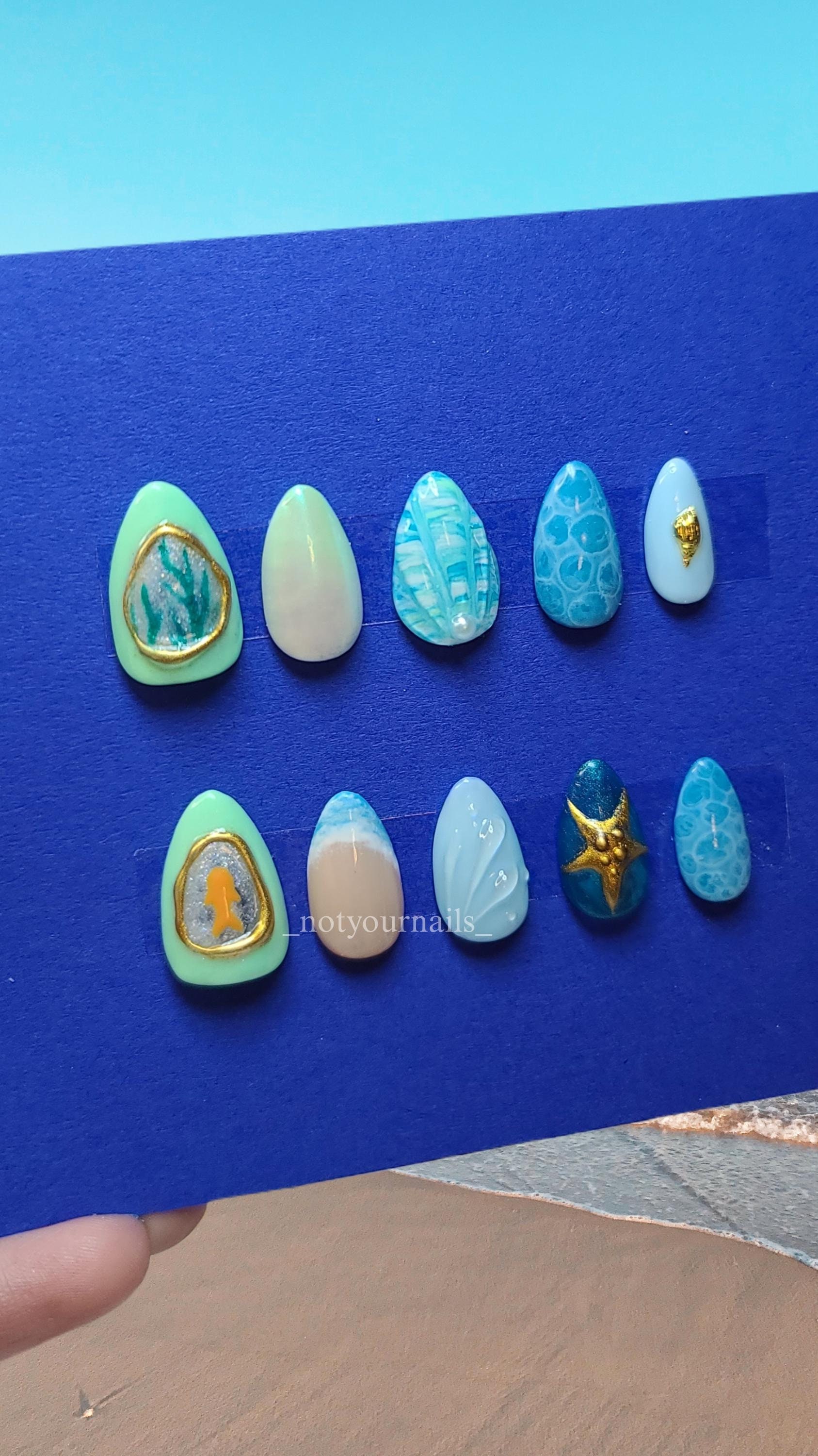 Blue Beach Vacation Handmade Press On Nails von Notyournails