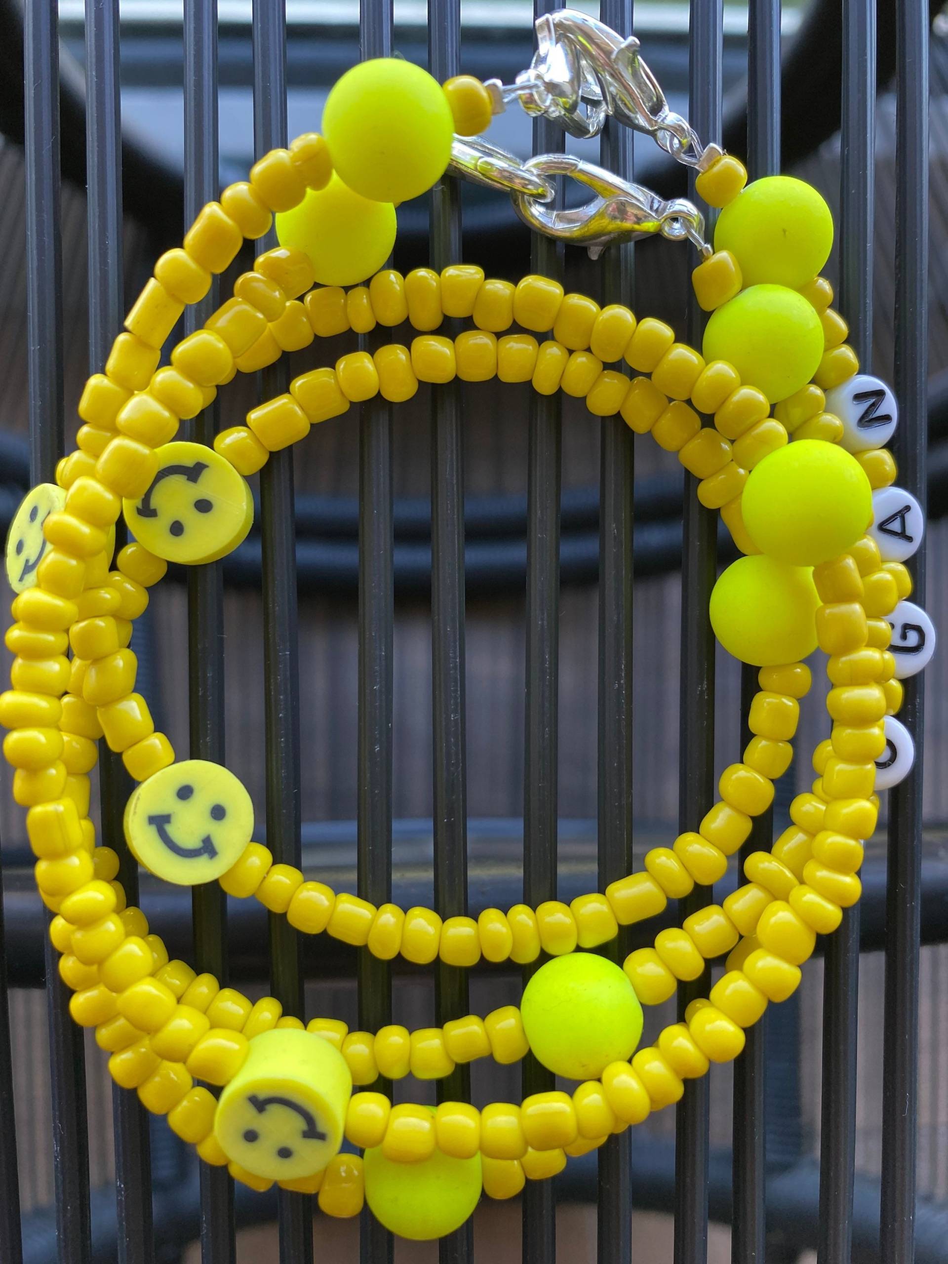 Smiley Face Charm Maske Halskette | Mädchen Smile Kette Jungen Resin Kunststoff Strap Kinder Emoji Lanyard von OLAARTshop