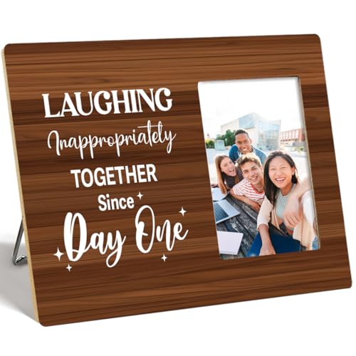 OTINGQD Bilderrahmen mit Aufschrift "Laughing Inappropriately Together Since Day One", Holz-Bilderrahmen für Tisch-Wand-Display, Geschenke für Freunde, Freunde, Geschenke für Geburtstag, Weihnachten von OTINGQD