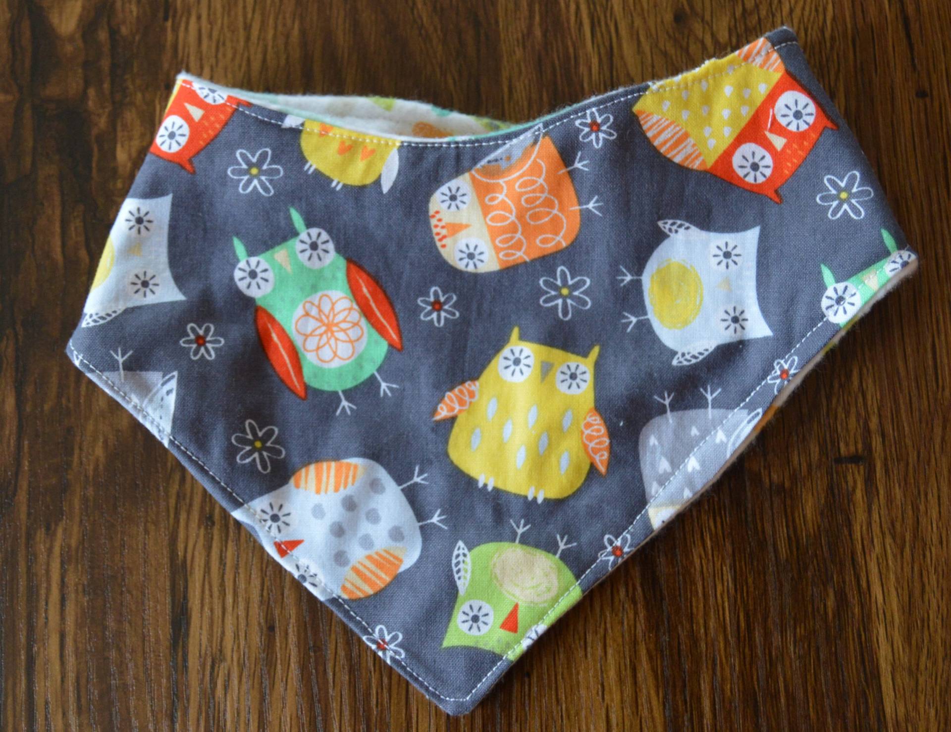 Wende-Baumwolle & Flanell Baby-Bandana-Lätzchen Mit Druckknöpfen von OffTheHookbyJulie