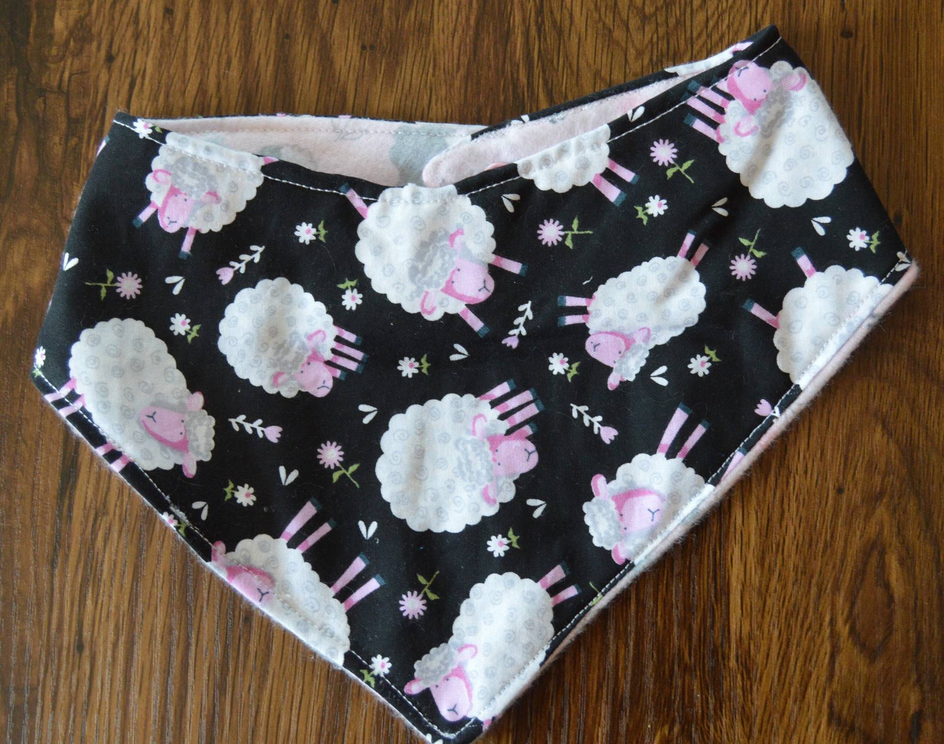 Wende-Baumwolle & Flanell Schaf Bandana Baby Lätzchen Mit Druckknöpfen von OffTheHookbyJulie