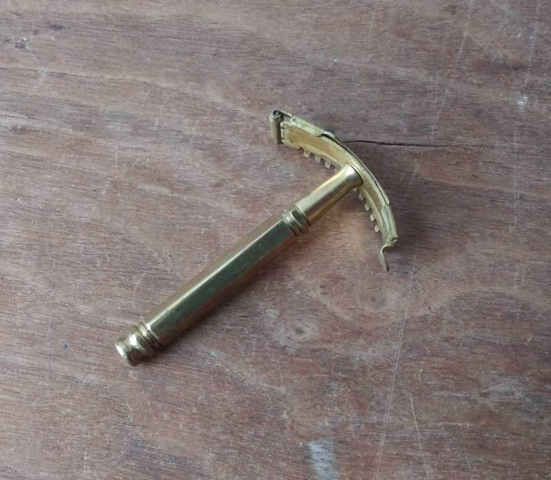 Vintage Curvfit Rasierrasierer Gold Kurzarbeit Damen Kontur Made in Usa 1945 Mid Century Grooming Tool Beauty Fashion von OffbeatAvenue