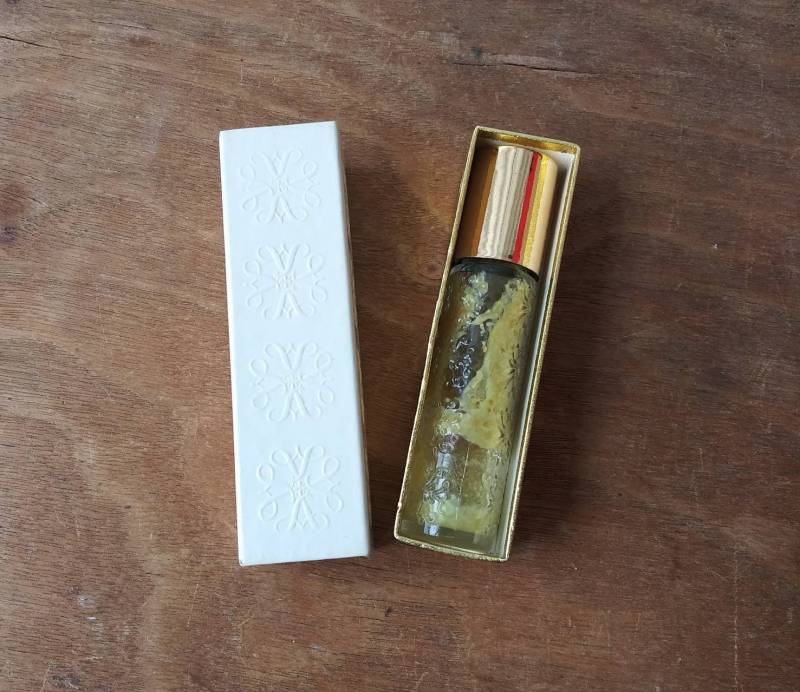 Vintage Duft Irgendwo Parfümiert Creme Rollette in Original Weiß Gemusterte Box 60 Er Mid Century Eitelkeit Schönheit Mode von OffbeatAvenue