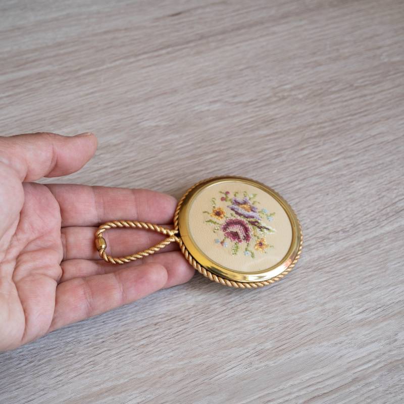 Eleganter Vintage Messing Handspiegel Mit Mikrostickerei - Petit Point Waschtischdekor von OldtimerBeauties