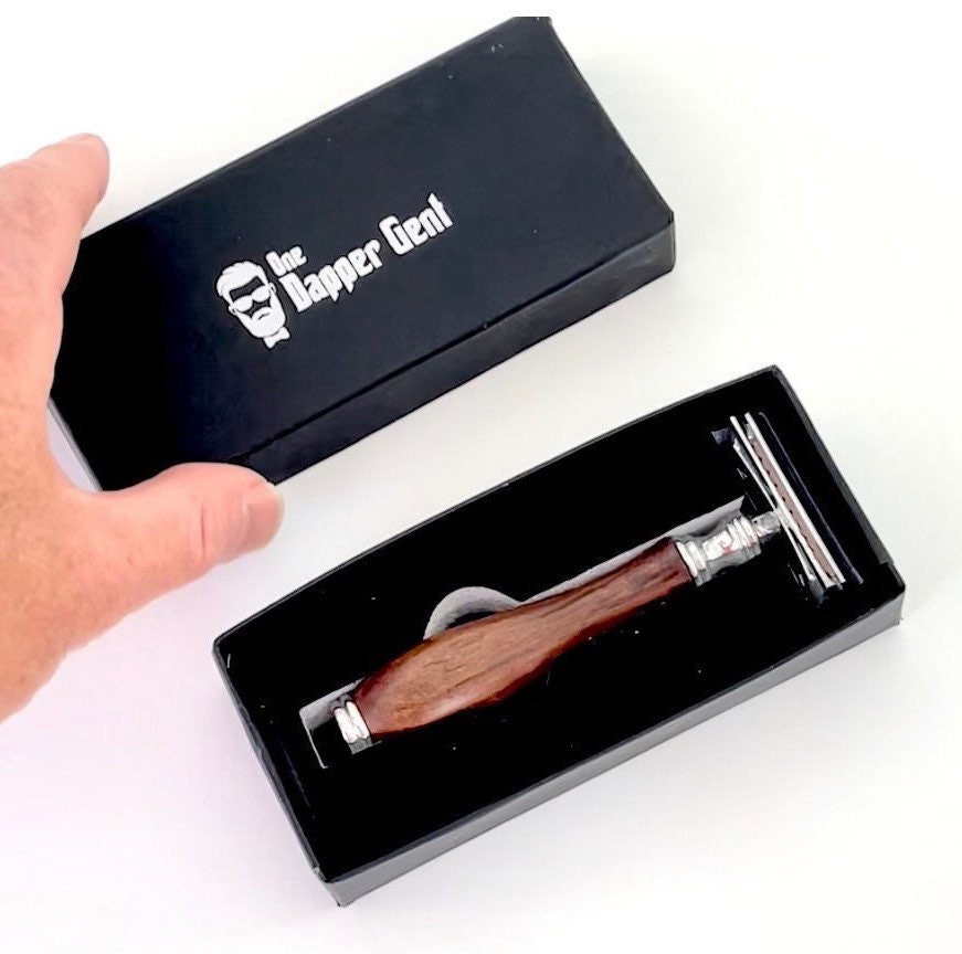Doppelseitiger Sicherheitsrasierer - Geschenk Für Trauzeugen Rasiermesser Im Barber-stil Mit Holzgriff von OneDapperGent