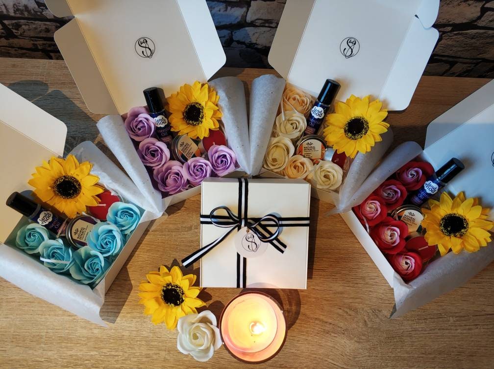 Handgemachte Blumen Sonnenblume Rose Seife Geschenkbox, Bad Spa Entspannung Geschenk, Body Pumper Set, Lavendel Essenzöl, Kerze, Lippenbalsam von OneShotCleanse