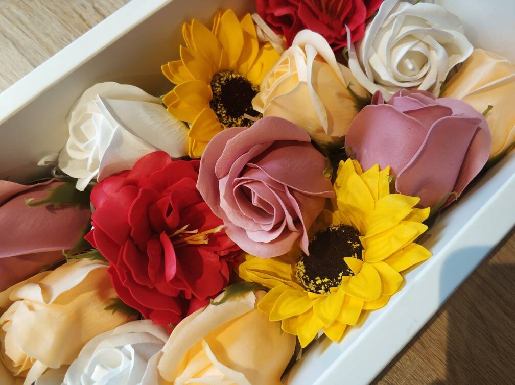 Handgemachte Große Blumen Seifen Geschenkbox, Körper Verwöhn Geschenk Set, Rosenblütenblätter, Bad Spa Geschenk, Badeblüten von OneShotCleanse