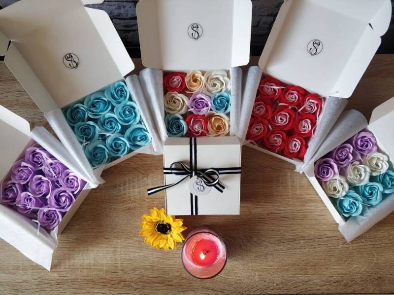 Handgemachte Midi Blumen Rosen Seife, Rosenblütenblätter, Bade-Spa-Geschenk, Badeblätter, Geschenkbox von OneShotCleanse