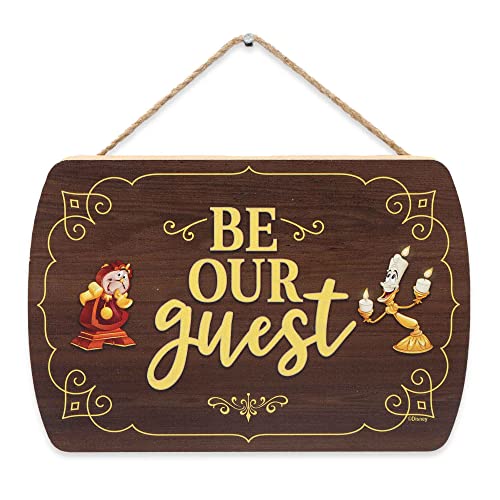 Disney Die Schöne und das Biest Be Our Guest Hängende Holz-Wanddekoration – Fun Be Our Guest Schild für Eingangsbereich oder Gästezimmer von Open Road Brands