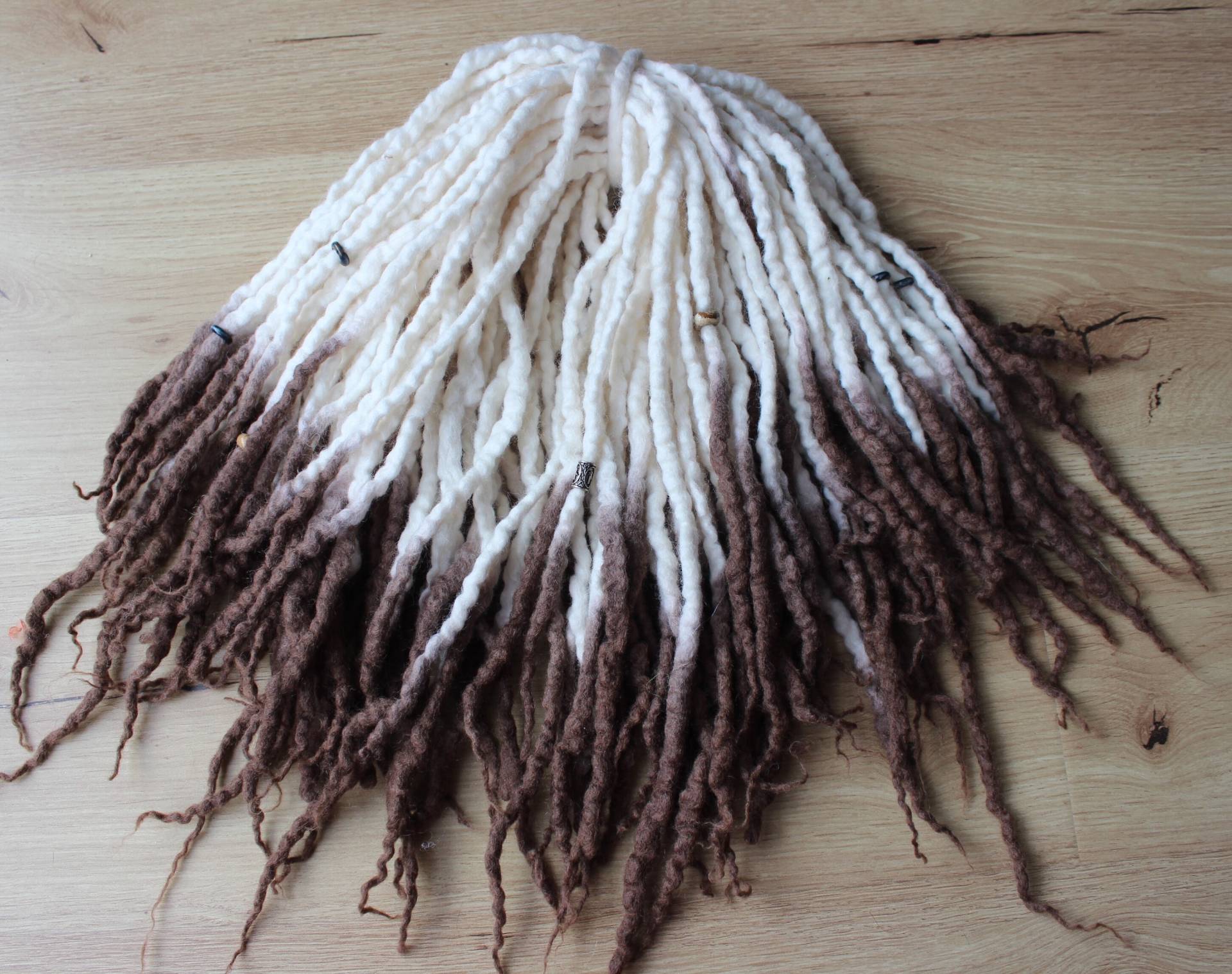 De Weiße & Braune Woll-Dreadlocks Mit Farbverlauf von OuterworldHair