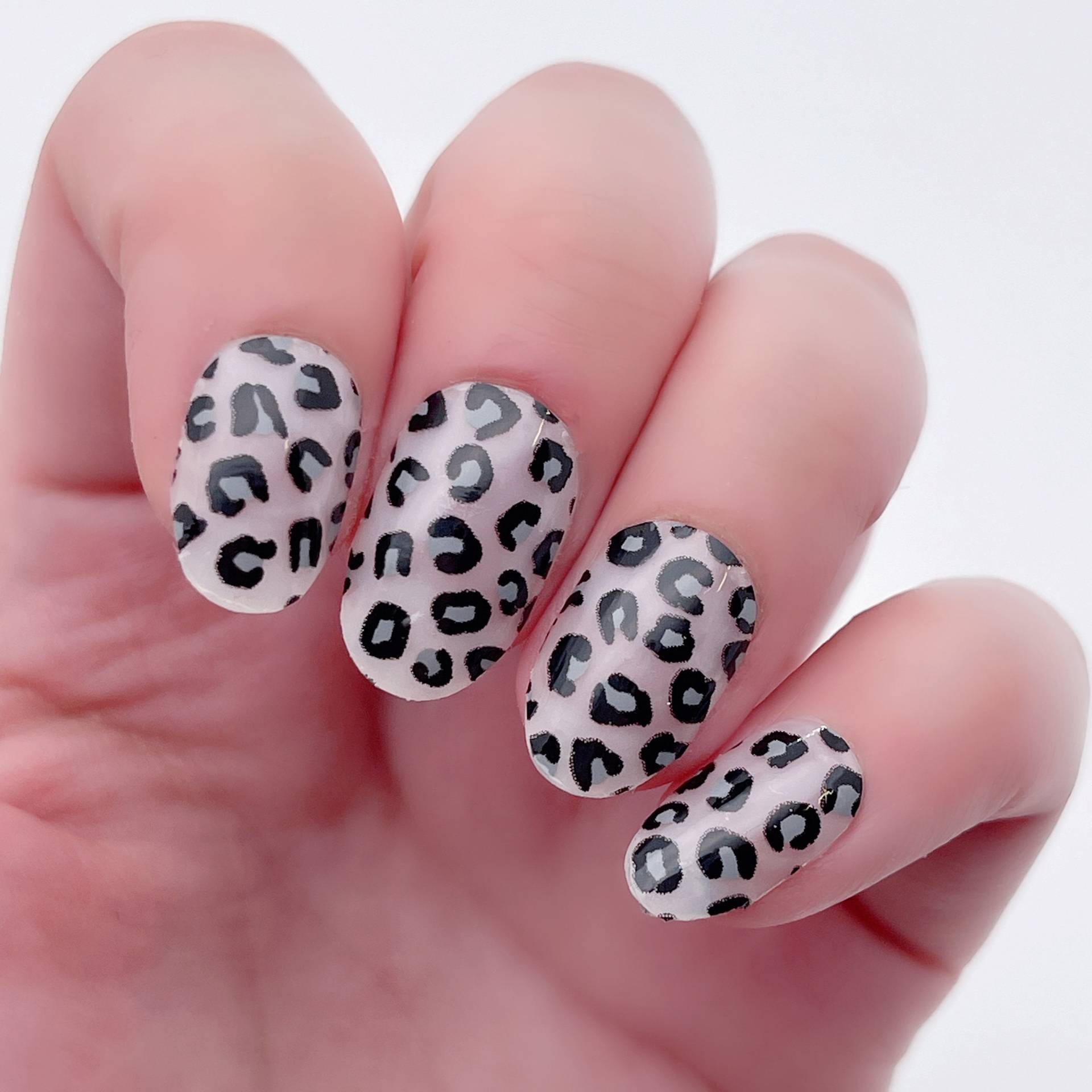Leopardkuss | Transparent | Schwarze Leopard Spot Design Nail Wraps von OutlinedAU