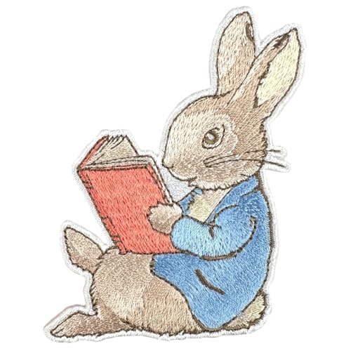 Pawprint Family Peter Reading Aufnäher zum Aufnähen, offizieller Merchandise-Artikel von Beatrix Potters "The Tale of Peter Rabbit" von PAWPRINT FAMILY