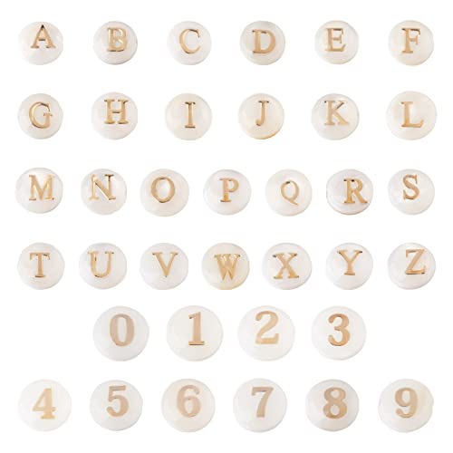 PandaHall 36 Stück natürliche Süßwasser-Muschel-Anhänger flach rund mit Goldblockierung Buchstaben & Zahlen 6 ~ 8 mm A-Z Alphabet Charms für Armbänder Halskette Ohrringe Schmuckherstellung von PandaHall