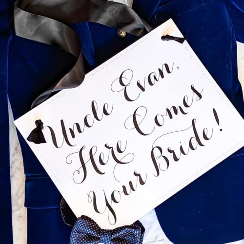 Custom Here Comes the Bride Schild, Personalisieren Sie Ringträgerschild, Hier kommt das Brautschild für Hochzeit, Daddy Here Comes the Bride von Pahdecor