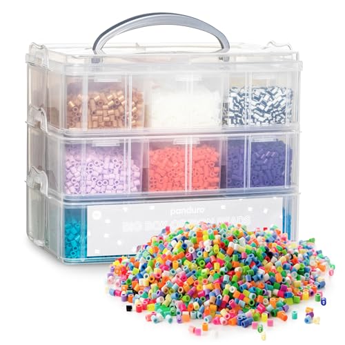 Panduro Bügelperlen Organizer – 18.000 Midi Bügelperlen Ø5 mm in 18 Farben. Stapelbare Box mit Klickverschlüssen und Fächern. Ideal für Bügelperlenkunst, DIY-Schmuck und kreative Bastelprojekte. von Panduro