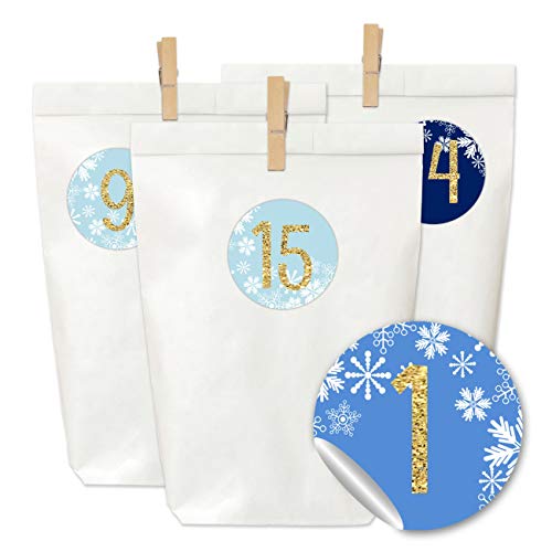 Papierdrachen Adventskalender zum Befüllen und Basteln - 24 weiße Papiertüten, 24 Zahlenaufkleber und 24 Holzklammern - Motiv Blaue Weihnachten für Kinder und Erwachsene - Set Nummer 26 von Papierdrachen