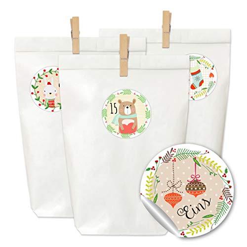 Papierdrachen Adventskalender zum Befüllen und Basteln - 24 weiße Papiertüten, 24 Zahlenaufkleber und 24 Holzklammern - Motiv Weihnachten im Wald für Kinder und Erwachsene - Set Nummer 22 von Papierdrachen