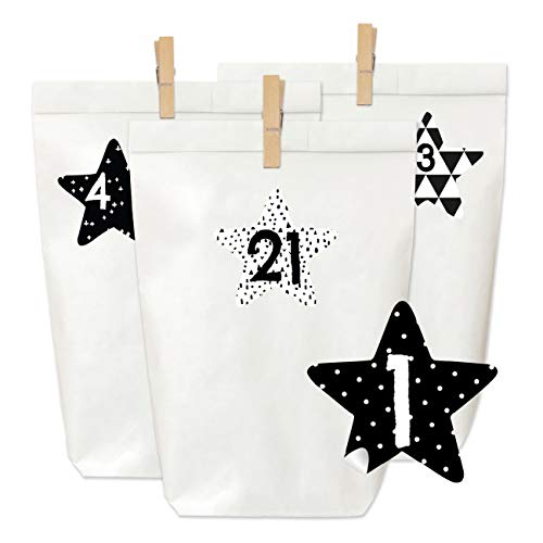 Papierdrachen Adventskalender zum Befüllen und Basteln - 24 weiße Papiertüten, 24 Zahlenaufkleber und 24 Holzklammern - Motiv schwarz-weiße Sterne für Kinder und Erwachsene - Set Nummer 40 von Papierdrachen