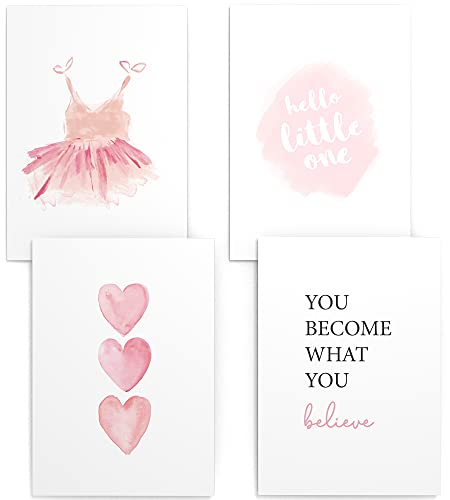 Papierschmiede® Kinderposter 4er Set, DIN A4 (21x30 cm) Wanddeko, Geschenk für Mädchen Kinderzimmer Babyzimmer, Herzen rosa Kleid hello little one, Baby Girl Dress von Papierschmiede