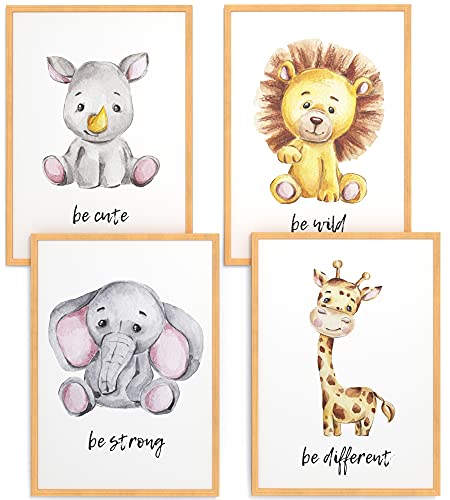 Papierschmiede® Kinderbilder 4er Set, A4 gerahmt in Holzrahmen (Natur), Geschenk für Mädchen & Jungen Wanddeko Kinderzimmer Babyzimmer, Nilpferd Elefant Löwe Giraffe, Baby Safari von Papierschmiede