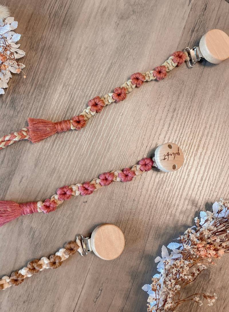 Makramee Schnullerkette „Fleur" von PassionForKnots