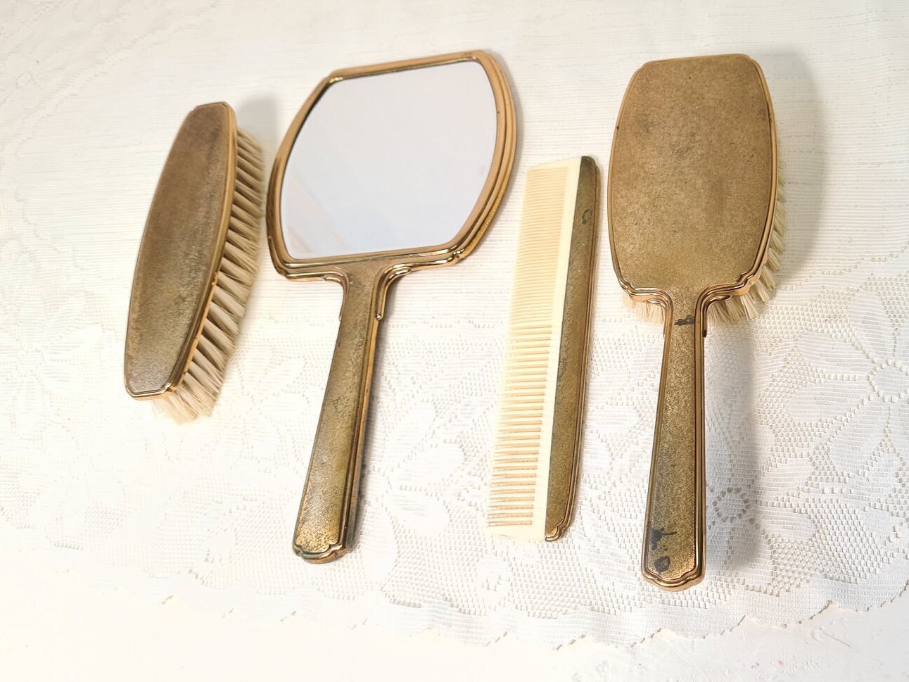 Vintage Frisierset 4Teilig Messing Handspiegel Haarbürste Kamm Kleiderbürste Schminktisch Set von PassionaShop