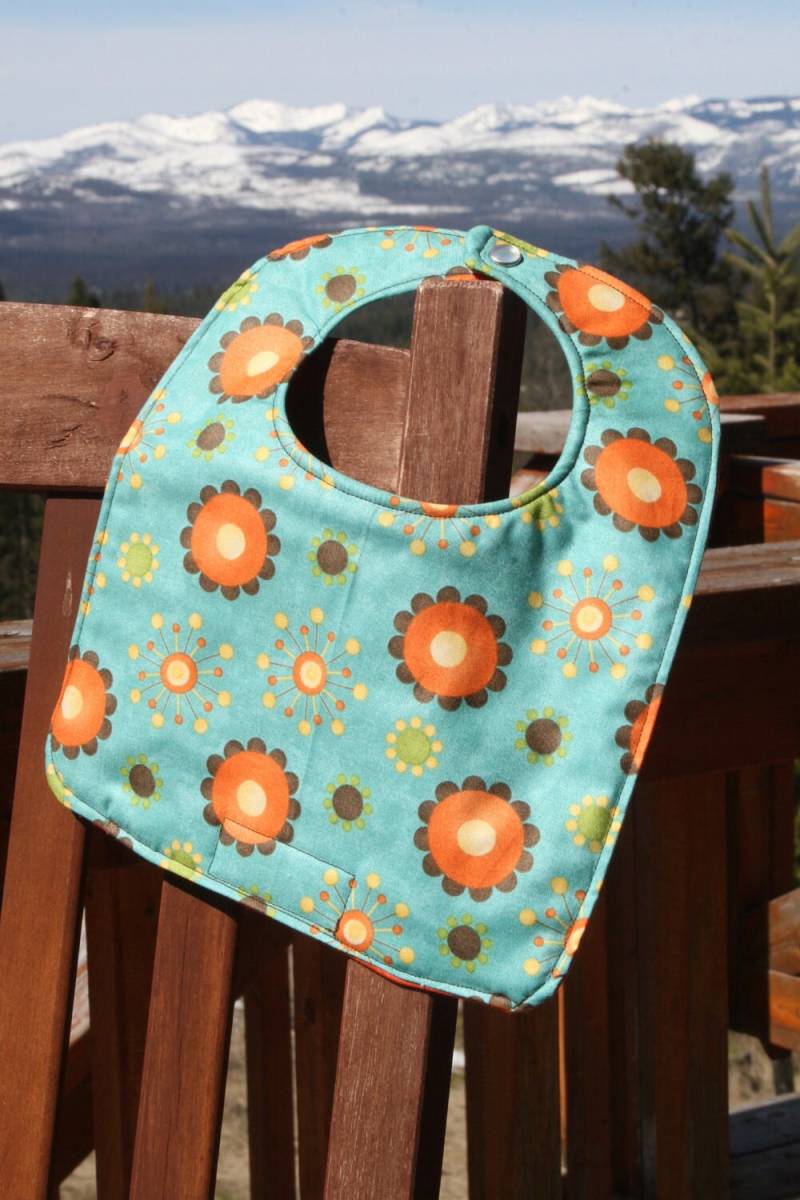 Newborn/Infant Bib Orange Blumen Auf Petrol, Personalisierung Verfügbar von PathfinderGifts