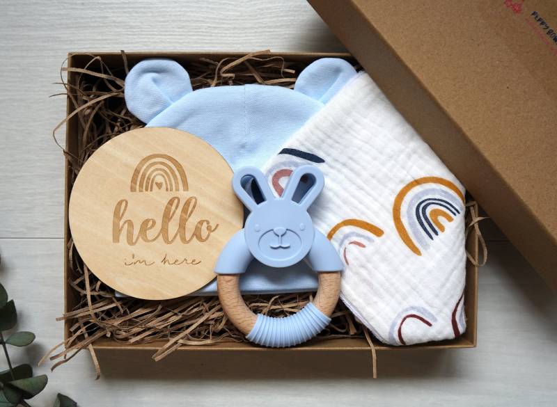 Baby Geschenk Für Jungen/Geschenk Box Jungen/Bonnet Mütze Und Lätzchen Set/Kaninchen Beißring Geschenk/Musselin Set/Willkommens Geschenk/Baby Junge von PeppyBowsJollyToys