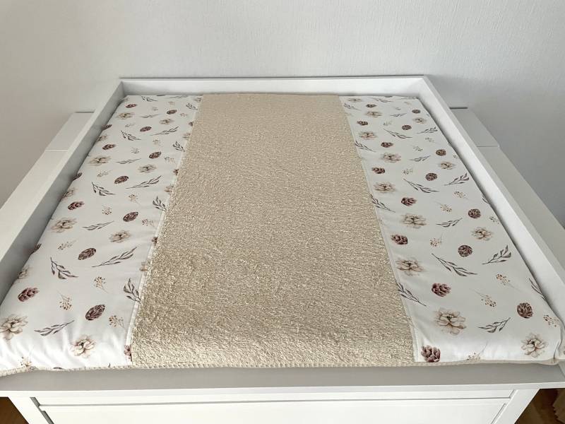 Beige Wickelunterlage, Florale Frottee Wickelunterlage 75 X cm von PetitBabu