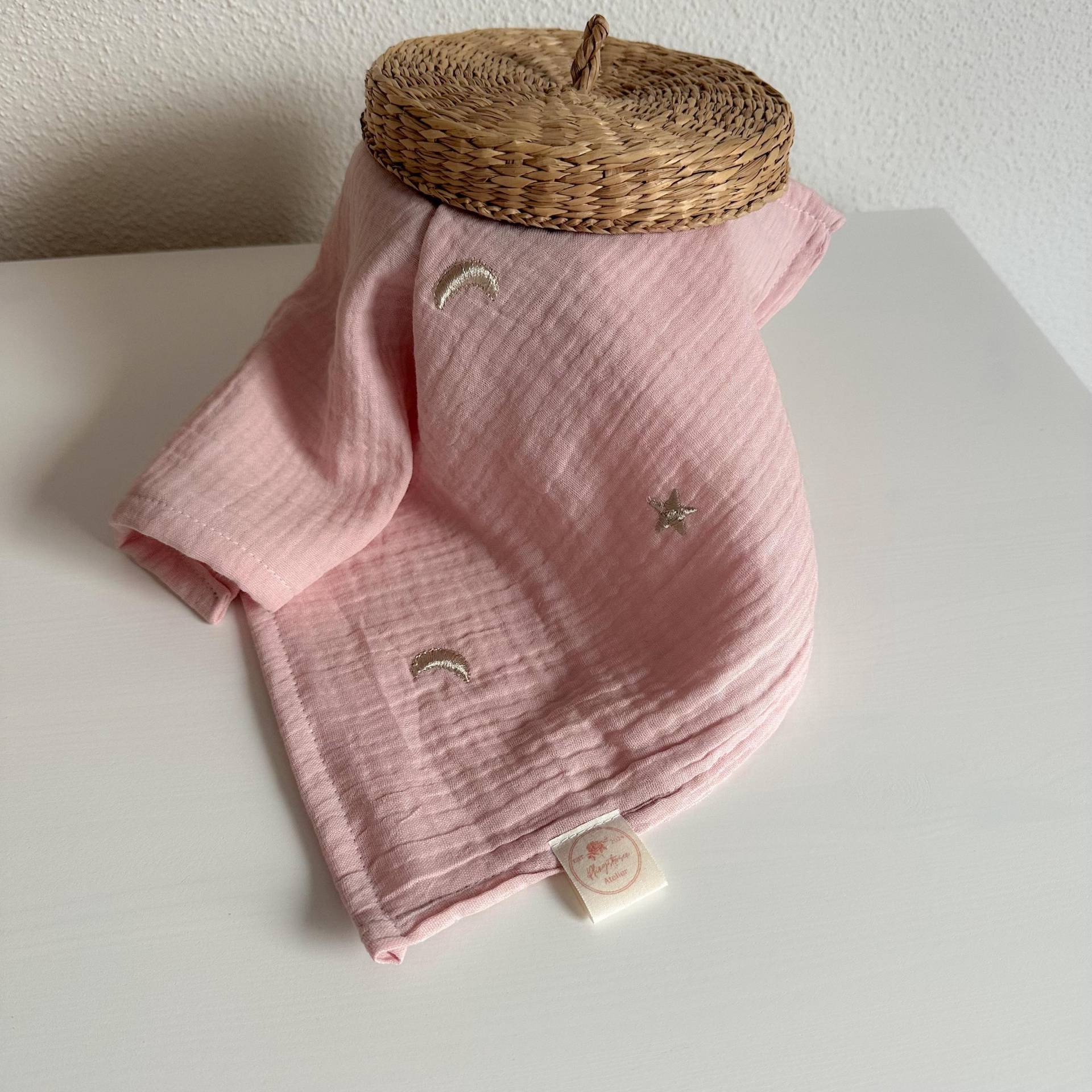 Spucktuch Aus Musselin Mit Stickerei | Mulltuch Einlagig Handmade Babygeschenk Rosa Mond Sterne Geschenk Zur Geburt von Pfingstrosenatelier