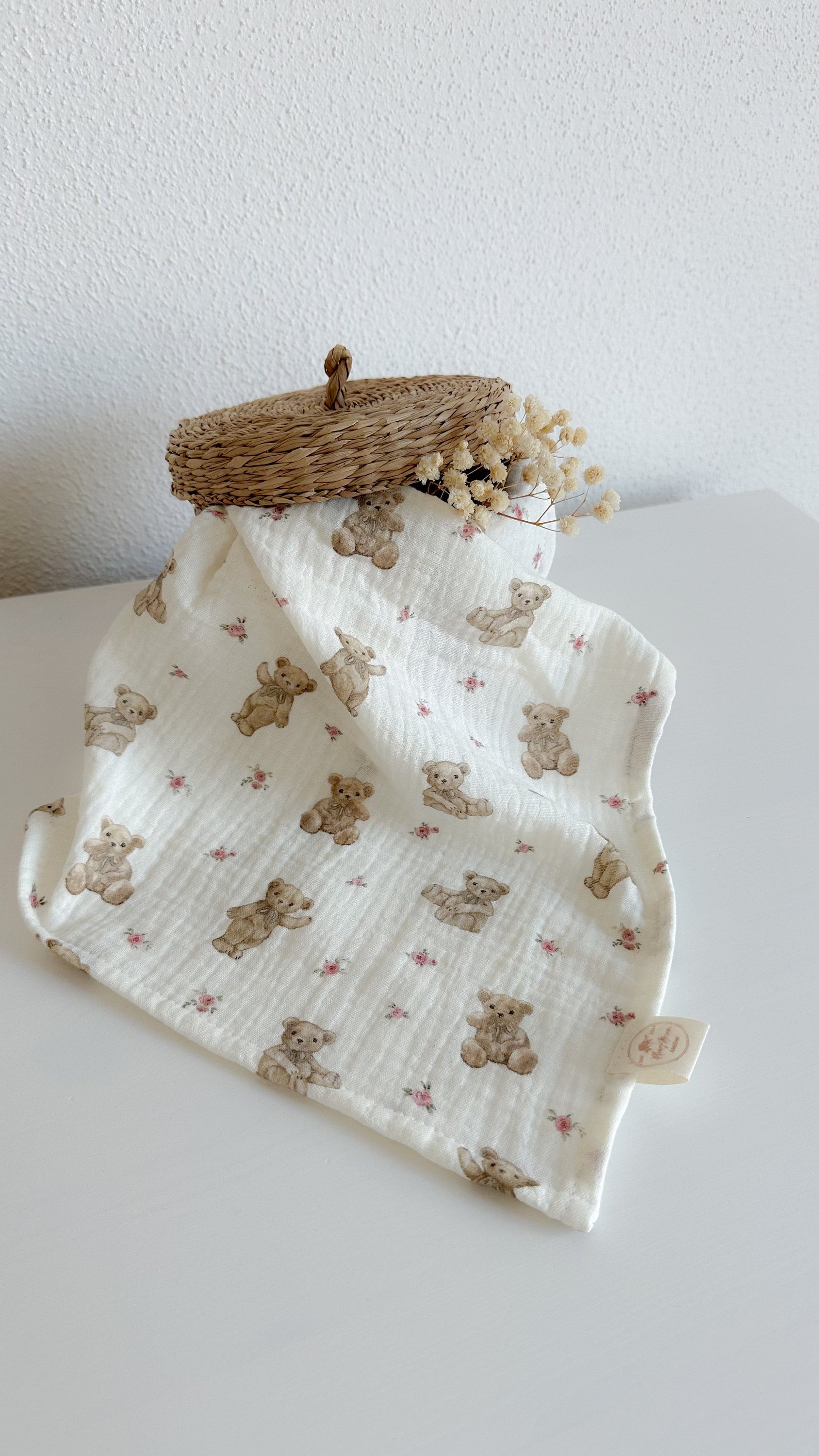 Spucktuch Aus Musselin | Mulltuch Einlagig Handmade Babygeschenk Teddy Rosen Girl Landhausstil Geschenk Zur Geburt von Pfingstrosenatelier