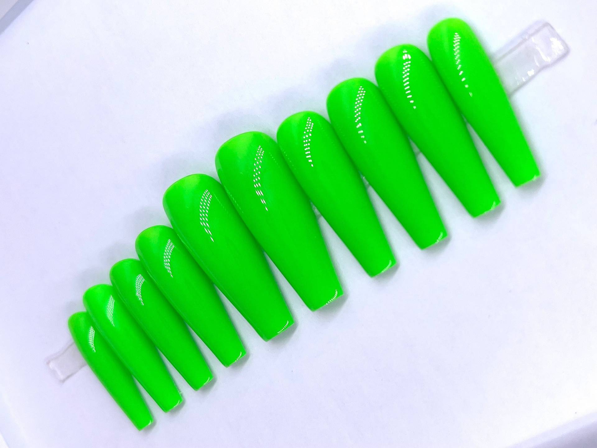 Sauer Apfel | Bright Green Press On Nails von PinkiePromisesCo