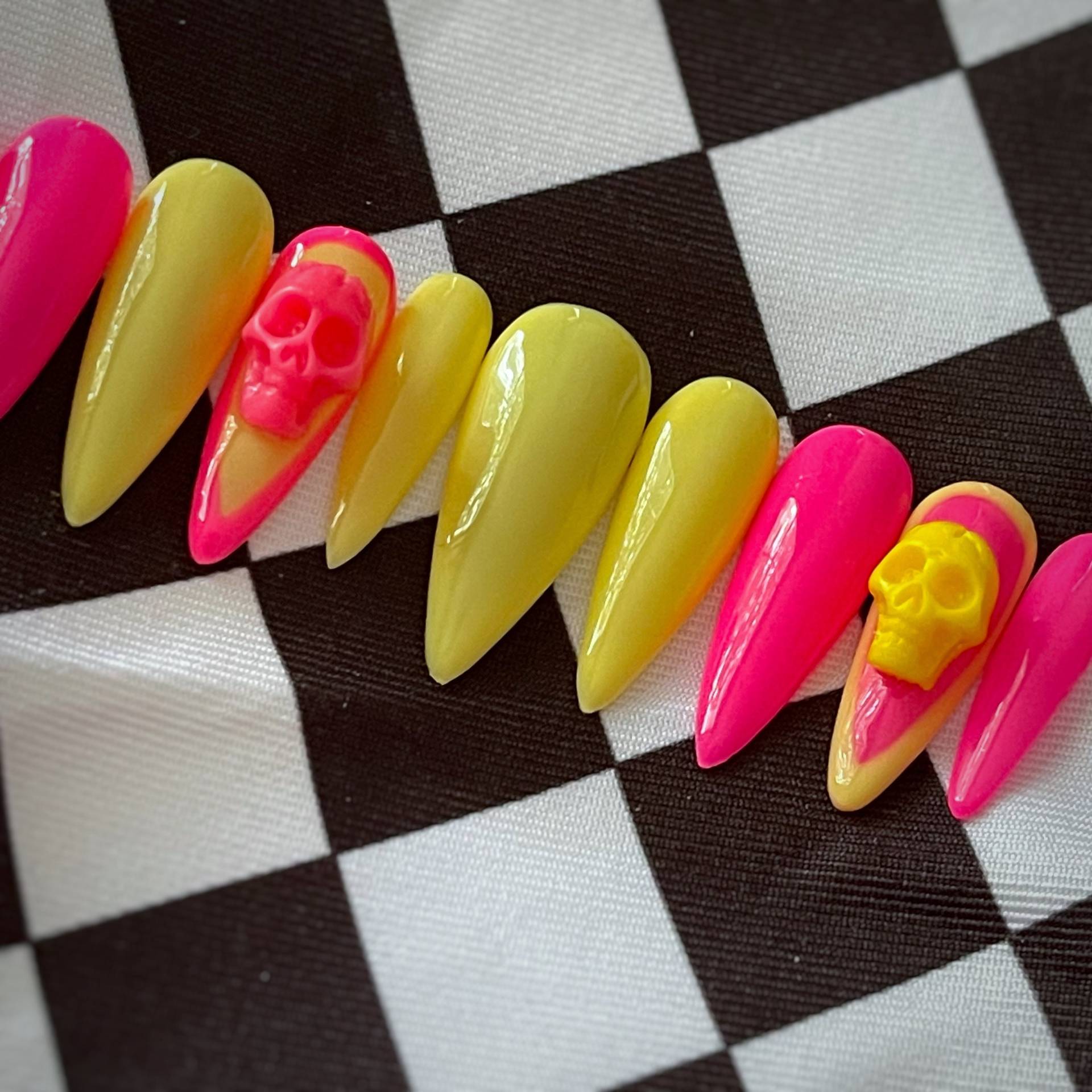 Candy Skulls | Gel Press-On Nägel [Kostenloser Kleber + Nail Prep Kit] von PlasticFantasticNail